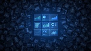 Vista cenital de cientos de informes desordenados y apagados que rodean una cuadrícula de nueve paneles alineados e iluminados, metáfora de la limpieza de informes sin uso en Power BI